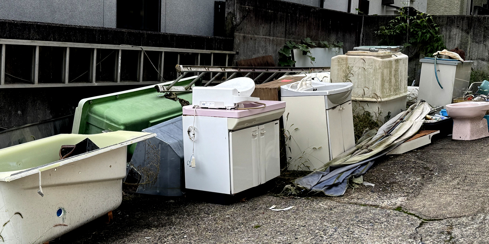 水抜きを終えて運び出しを待つ洗濯機