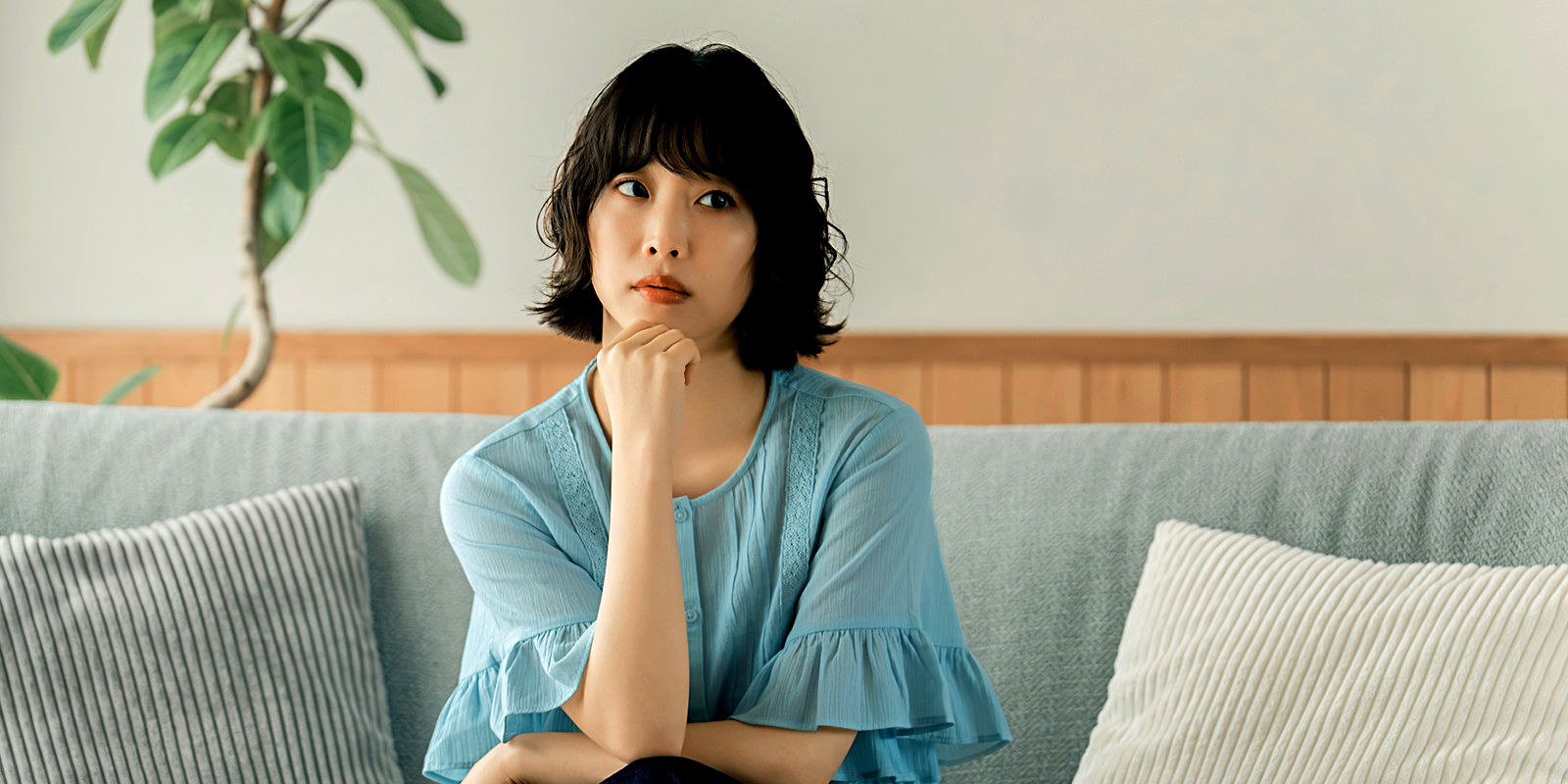 部屋に置かれた処分を検討中のソファ