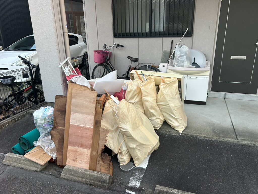 北名古屋市で引越しにともなう不用品回収｜一人暮らしの衣類・雑貨を玄関前でお引取り